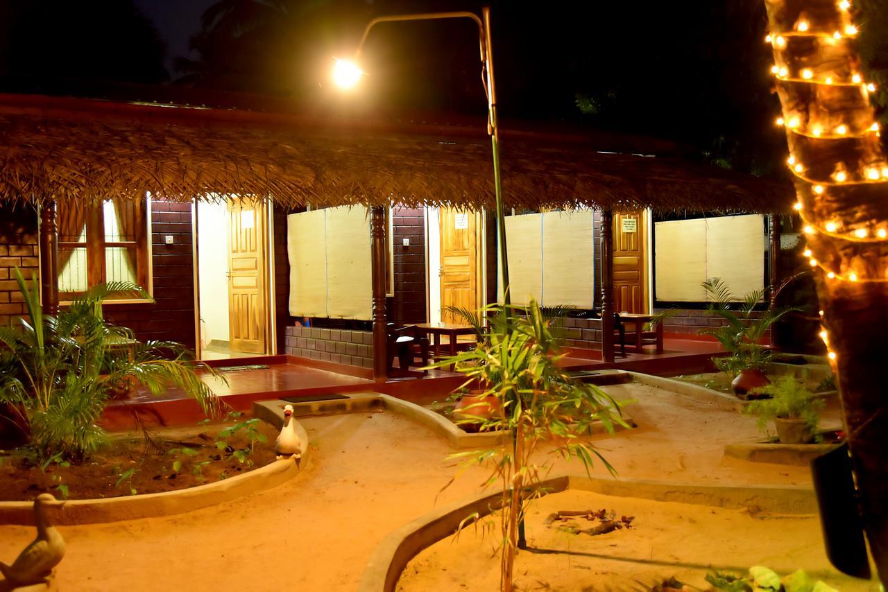 Naaval Beach Villa & Rooms Batticaloa ภายนอก รูปภาพ