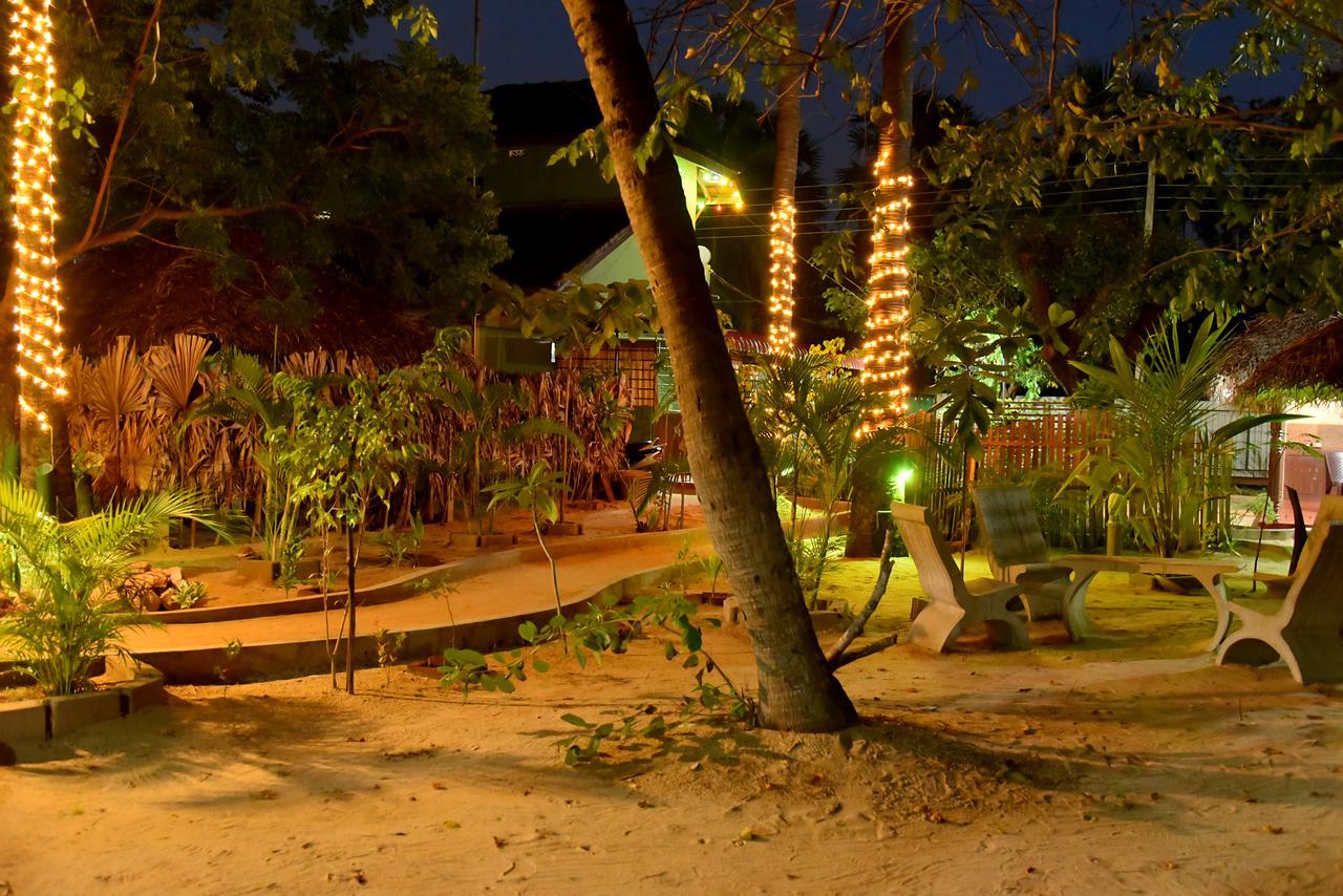 Naaval Beach Villa & Rooms Batticaloa ภายนอก รูปภาพ